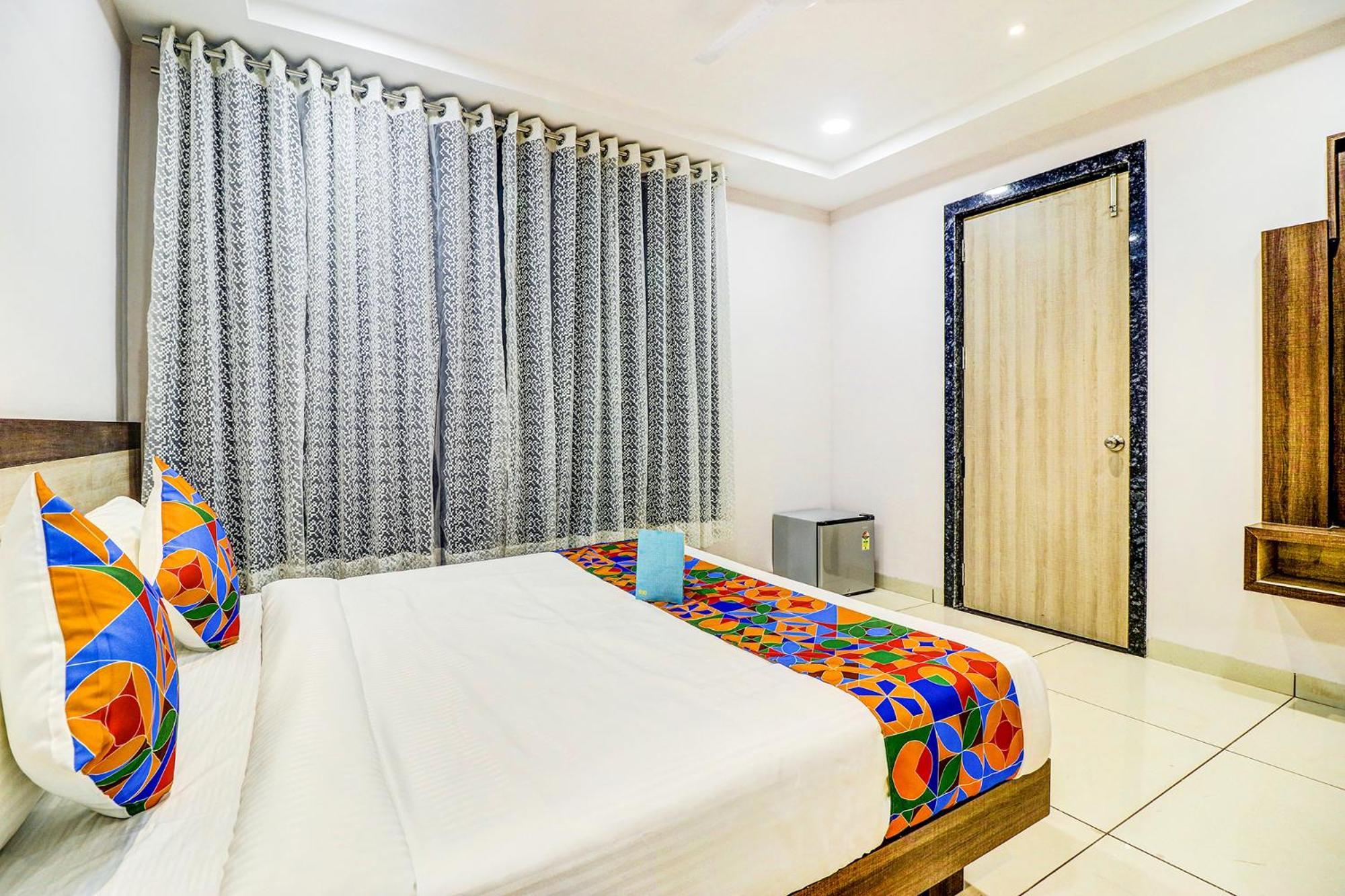 Fabhotel Meera Palace Hotel